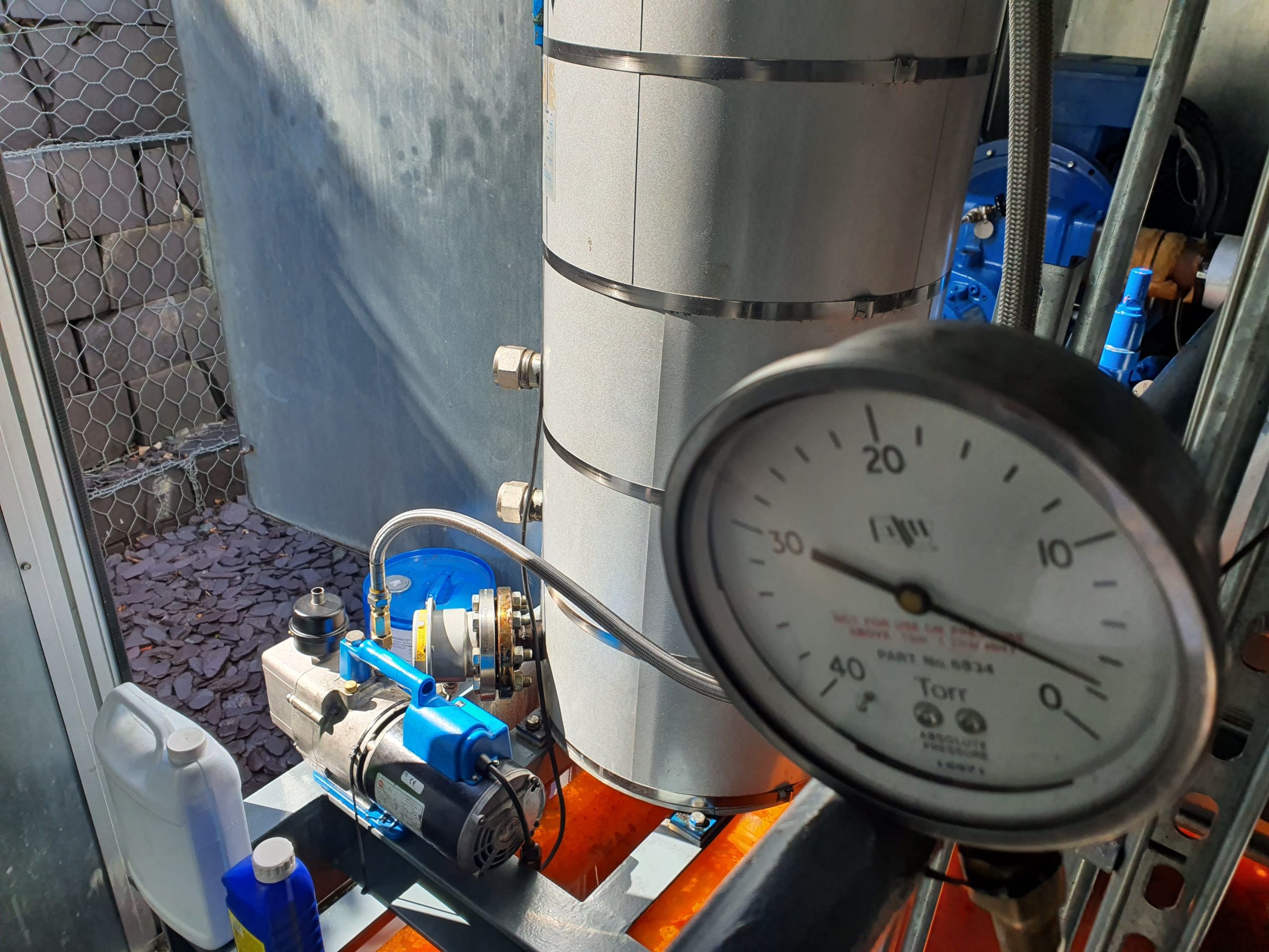 2 Torr showing on a gauge during process chiller vacuum service