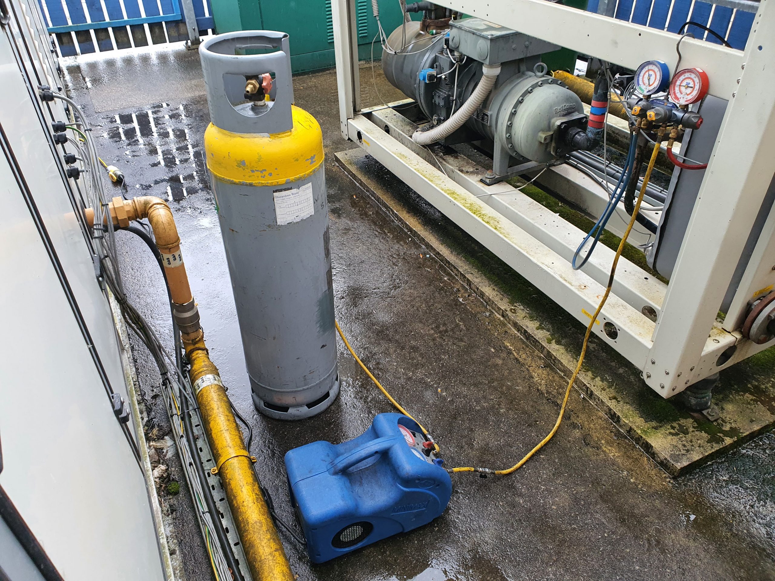Blue recovery unit with a grey recovery cylinder during a chiller breakdown