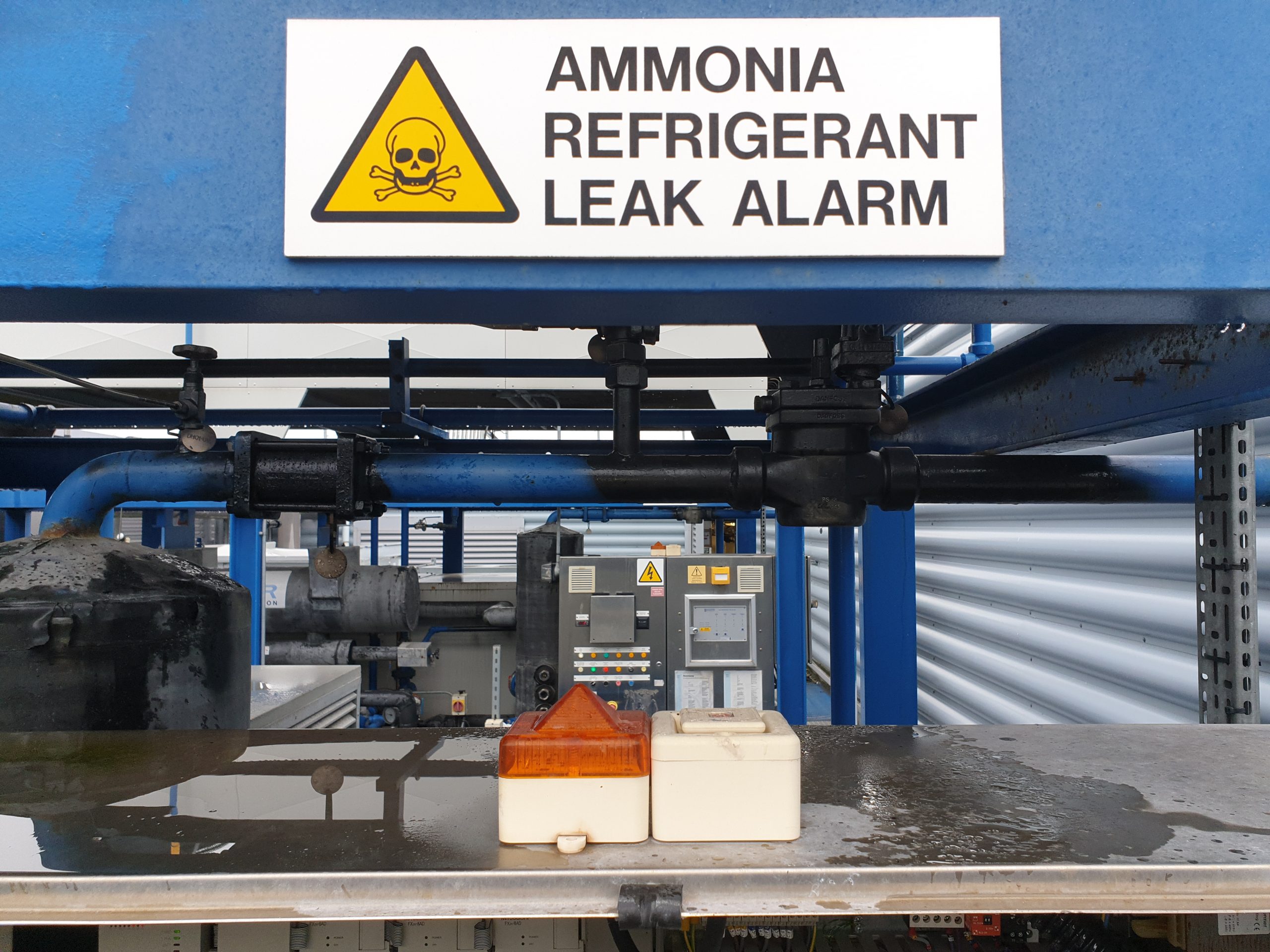 Ammonia warning sign and yellow light flashing during chiller call out