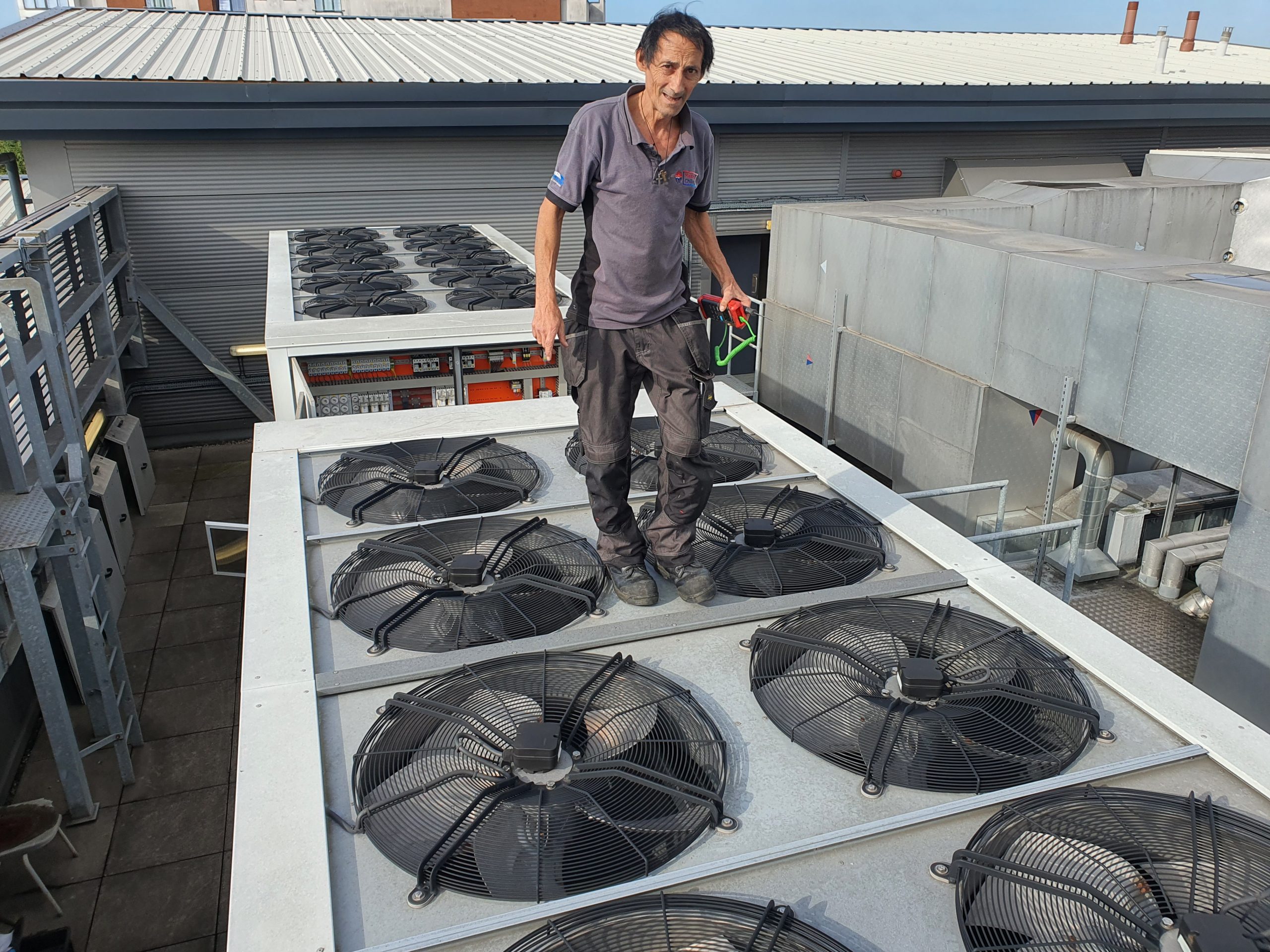 Spanish chiller engineer on top of an air cooled chiller during industrial chiller repair